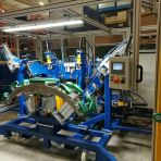 Sdružený stříhací a lepící stroj nárazníku