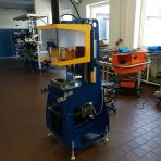 Stříhací stroj otvoru pro tažné zařízení